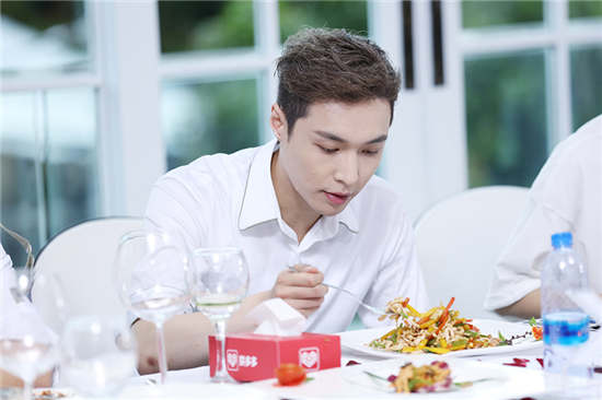 张艺兴吃饭 [责任编辑:刘婷]