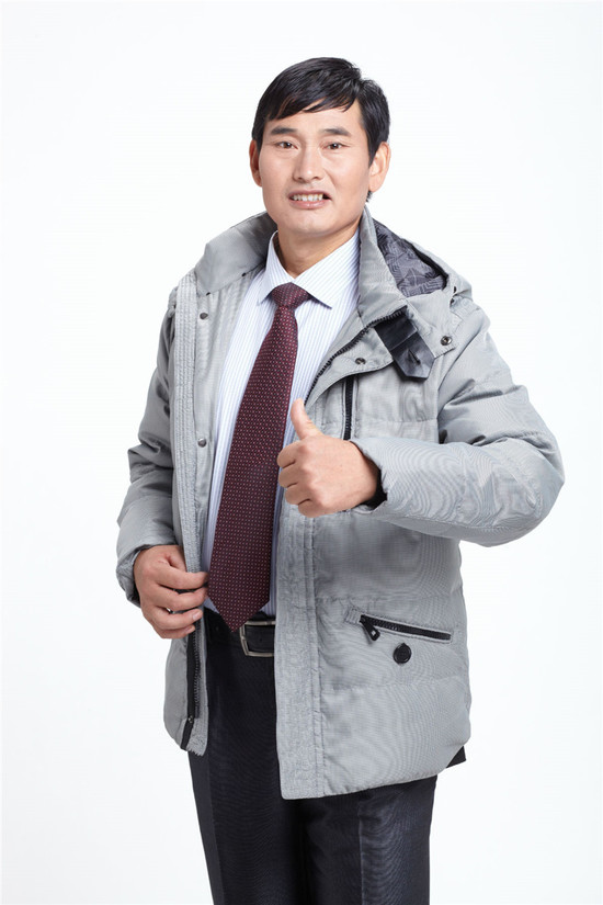 大衣哥出巨资修路,获网友称赞,却遭到村民嫌弃