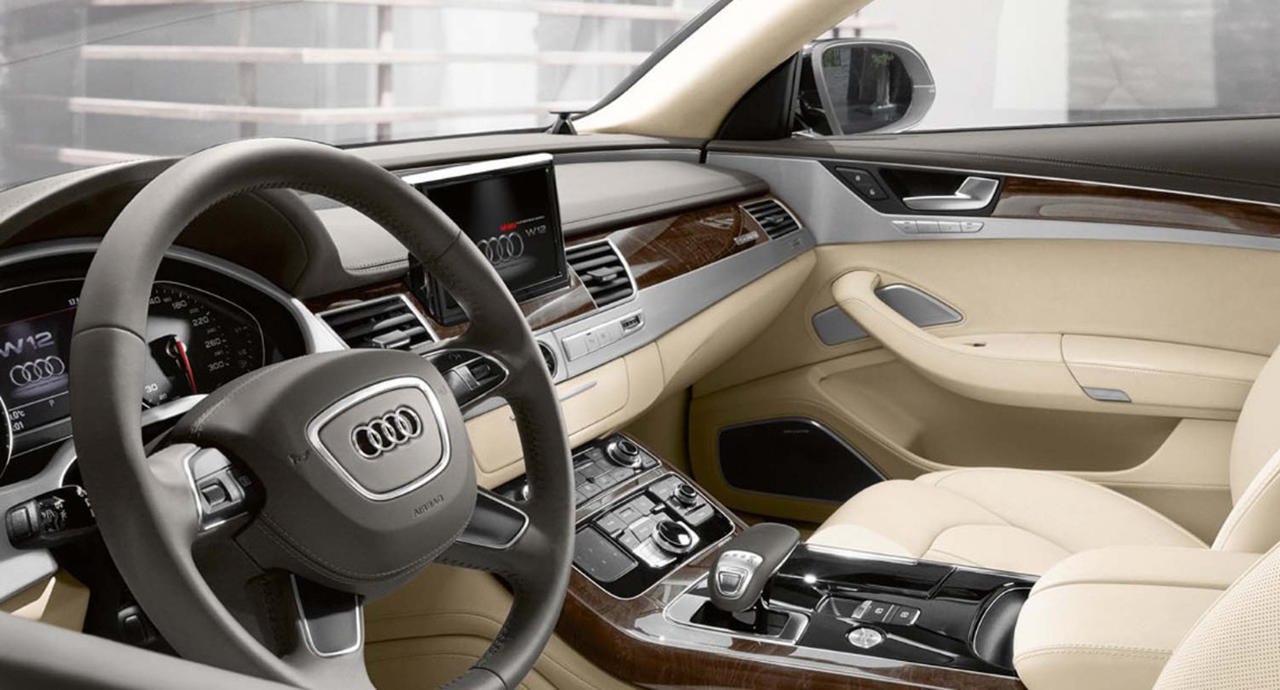奥迪a8l w12的内饰设计奢华典雅,其中最引人注目的设计为"环抱式设计