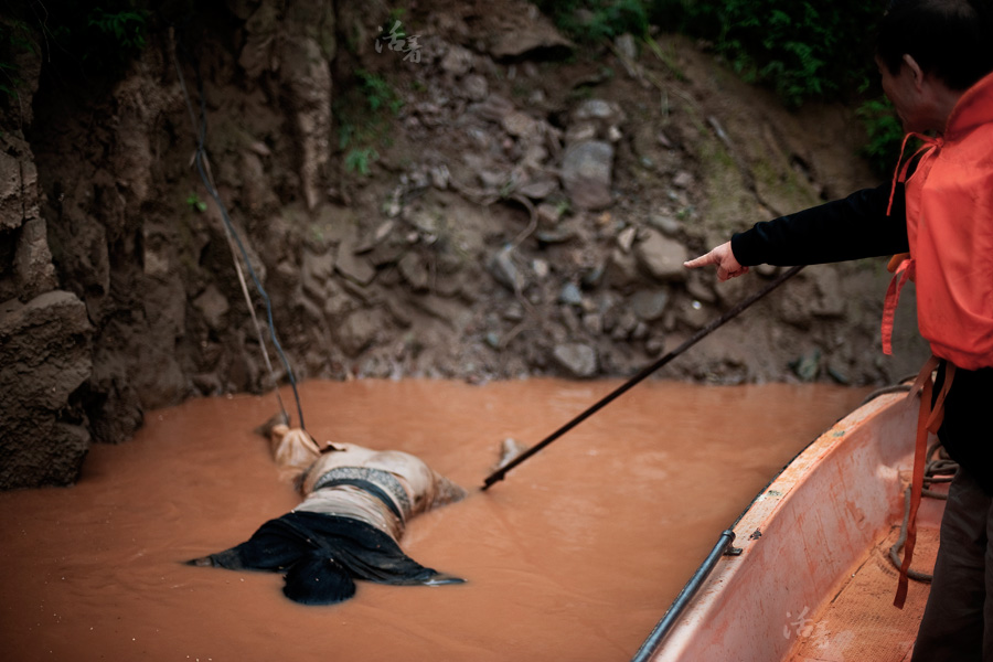 黄河捞尸人:被称为黄河水鬼,每一具尸体的认领价