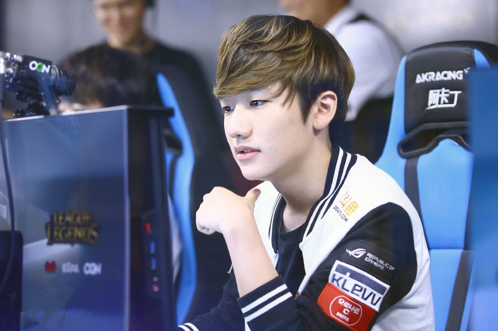 skt小花生肉装盲僧引调侃 kkoma威胁不出肉就看家?