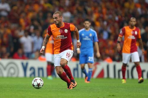 尼斯官方宣布,球队与荷兰中场斯内德谈妥个人条款,他将在通过体检之后