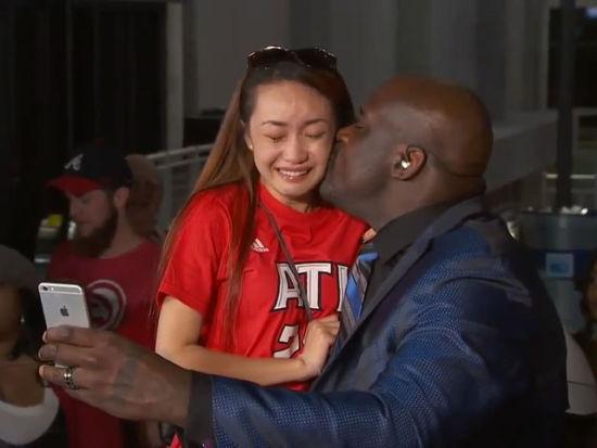 nba巨星奥尼尔亲哭女球迷,又公开中国女友下跪求婚