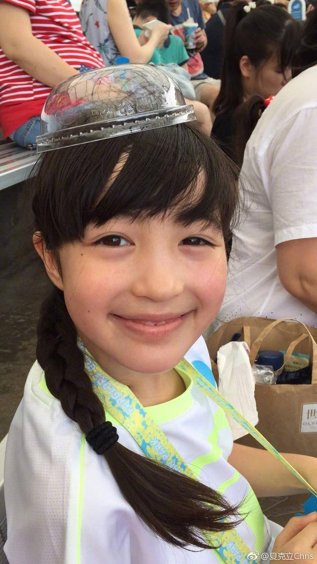 Poppy夏天晒黑了!越长越像妈妈,第一眼都没认出来|夏克立|笑容|肤色_新浪新闻