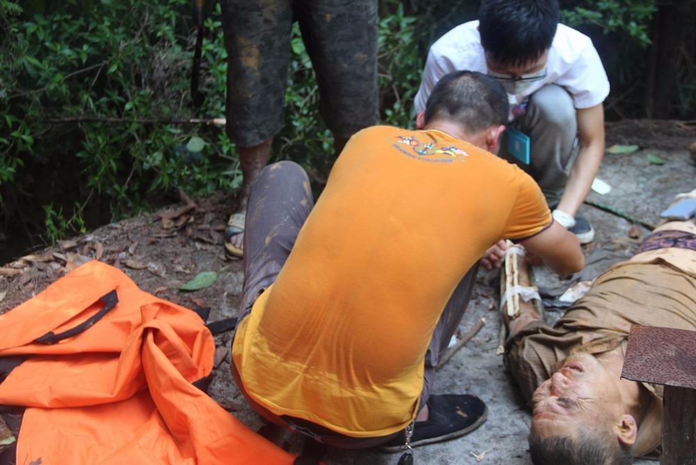 老人掉水井里受伤被困山上_新浪看点