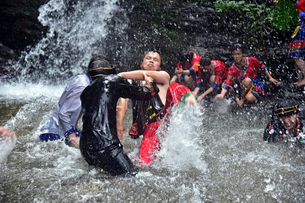 迎接壮家七月香,广东清远连山壮家汉子练习水中摔跤