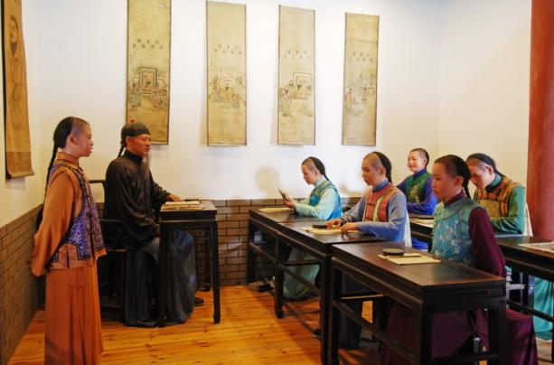 某东家极富却很吝啬,一日三餐尽用豆腐供应教书先生,终年不改一味.