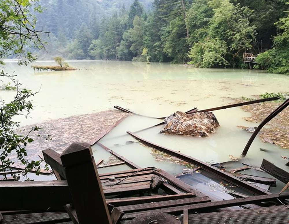九寨沟地震前后差距巨大:公路垮塌,水面浑浊