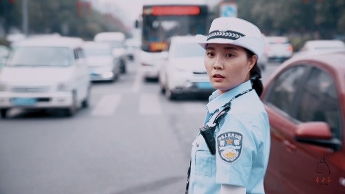 【西安女娃】西安市西华门有一群别样的女交警,她们平日里疏导的,不