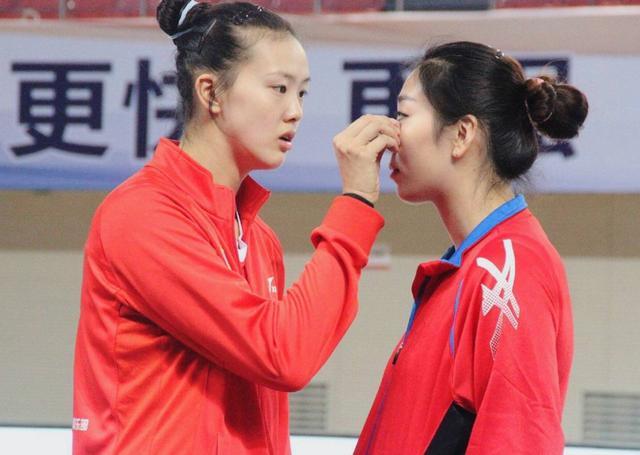 一起逛街买东西,甚至在上赛季的全国女排联赛上,杨珺菁与张常宁在训练