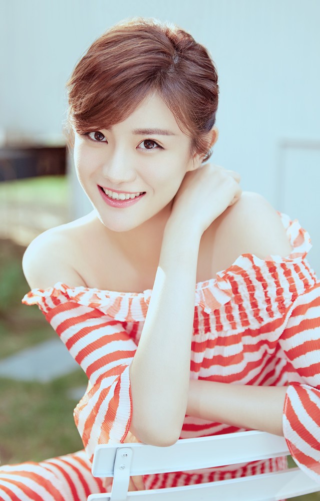 组图:牟星单手拂面双瞳剪秋水 恬静温婉知性迷人