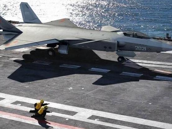 总师亲自发话!歼20上舰没问题,美航母不再一枝