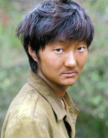 曾扮演过《士兵突击》里的许二和,《吕梁英雄传》里的王臭子,《铿锵