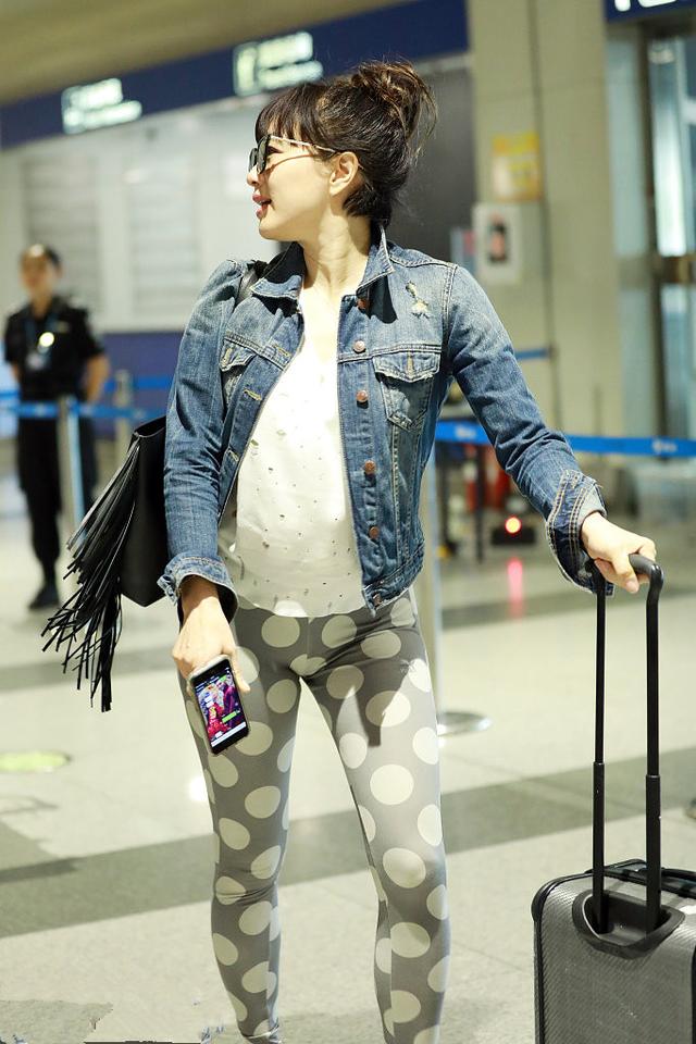 二婚后的钟丽缇,独自现身机场,紧身裤辣眼像大妈