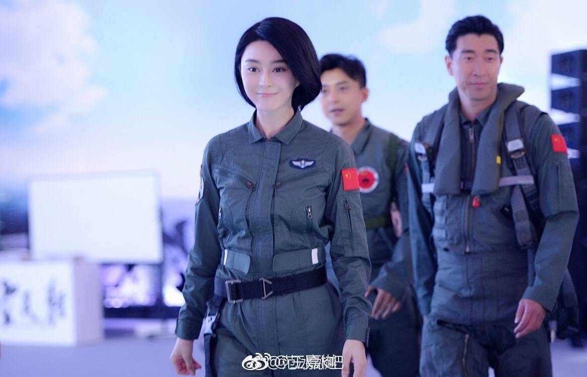 皮细肉嫩的范冰冰就算素颜出镜,穿上军装也不像兵!