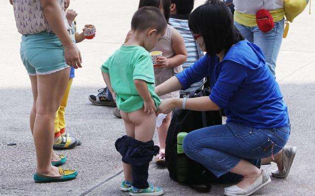 邻桌宝宝拉屎,宝妈不讲理,餐厅经理霸气解决!