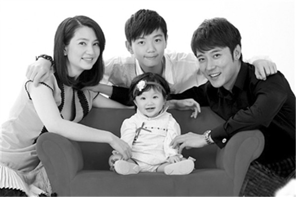 然而两人初遇时,一个是个什么都没有的穷小子,一个是带着儿子的未婚