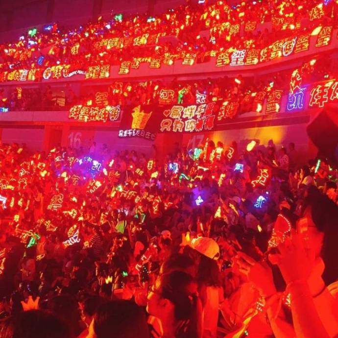 tfboys组合四周年演唱会 粉丝应援红海真的是厉害了