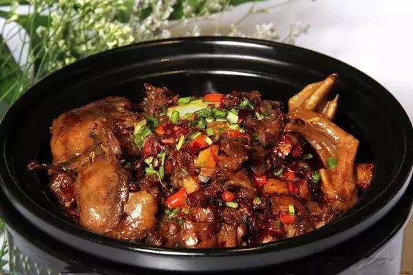 大白美食天地为你带来6767秘制砂锅鸭的做法
