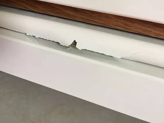 买家具不到20天开裂掉漆!商家称人为损坏不退款?