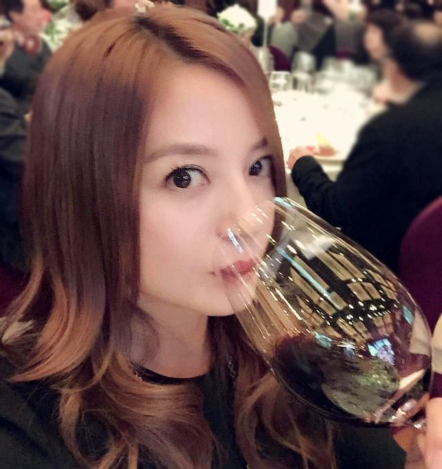 51岁赵薇拥有300多亿身家,而在酒后说的话要人惊叹