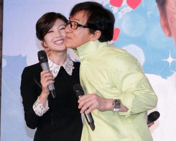 成龙与女星的合照瞬间,成龙大哥好幸福,最后好尴尬