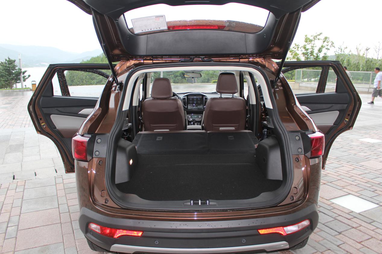 后备箱空间是幻速s5的优势,而且后排座椅支持比例放倒,放倒之后你可以