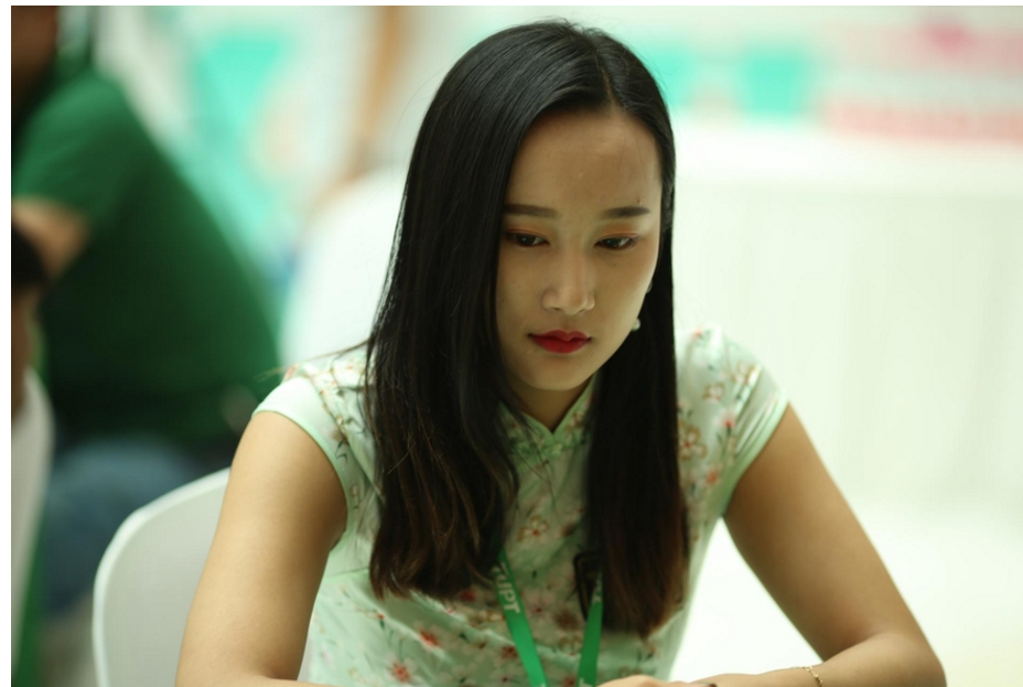 美女发牌员成为大家关注的焦点,这是为何?