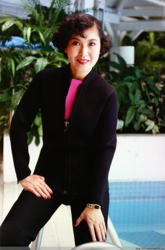 香港公主67岁李司棋近照,两次失败婚姻一次抗癌,为父亲遗愿嫁人