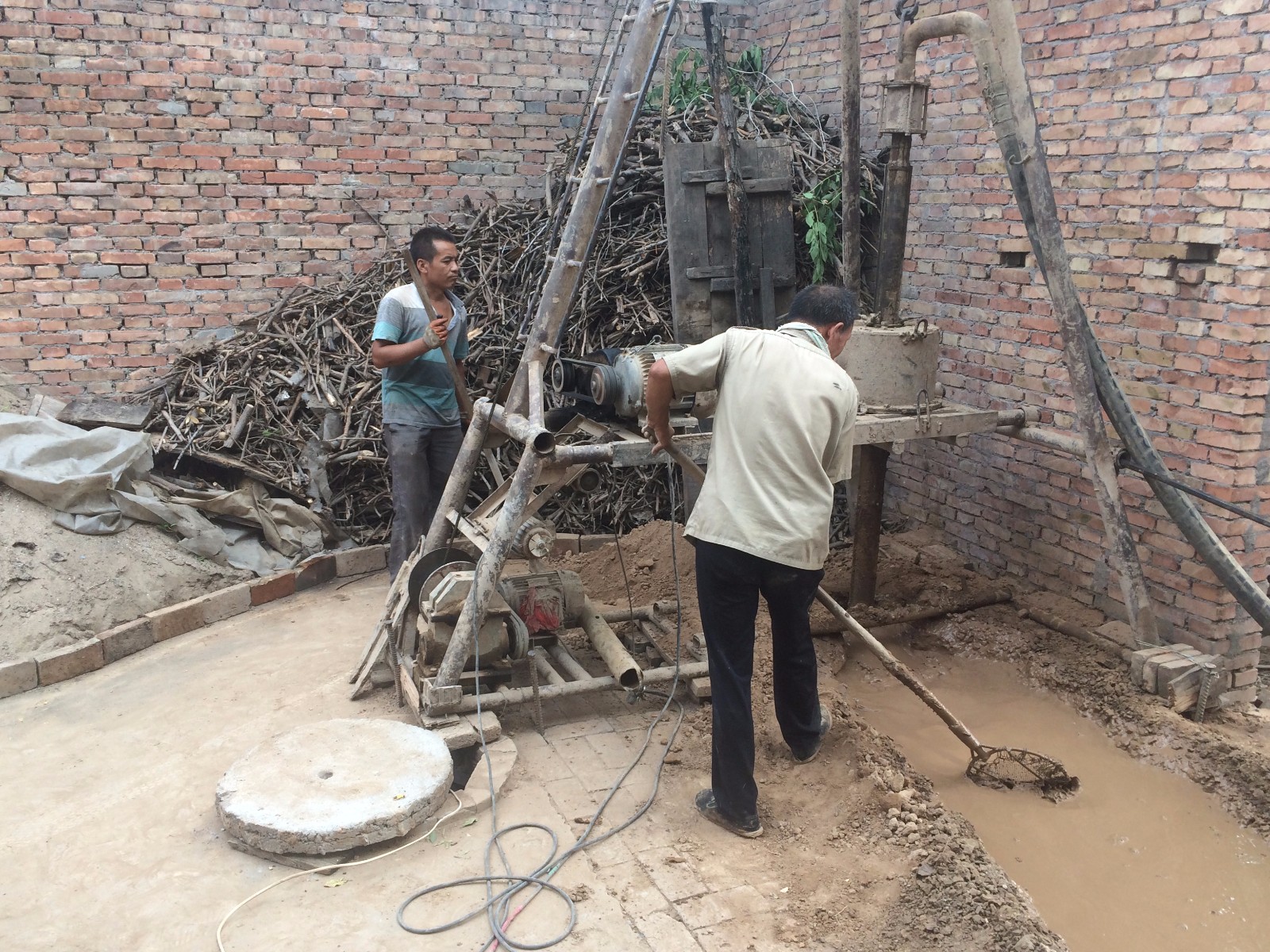 一打就是100米,两天才能完成!|农村|打井|管子_新浪新闻