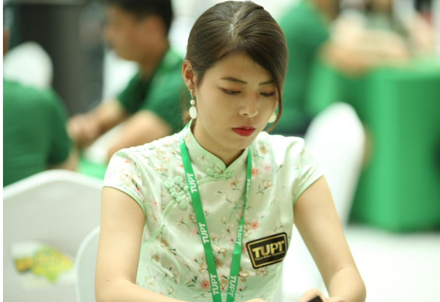 美女发牌员成为大家关注的焦点这是为何