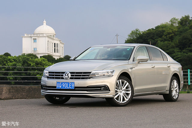 提到辉昂,我总是会情不自禁地联想到它的"老大哥"辉腾,除了拥有相似的