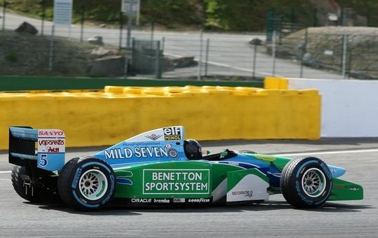 终于坐上父亲的座驾，米克·舒马赫测试贝纳通B194|舒马赫|贝纳通|米克_新浪新闻