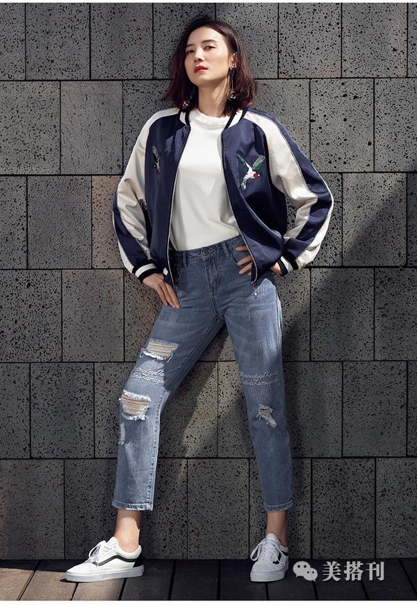 棒球服和牛仔裤的搭配比较百搭,如果你的全身搭配色调偏重,那就搭配