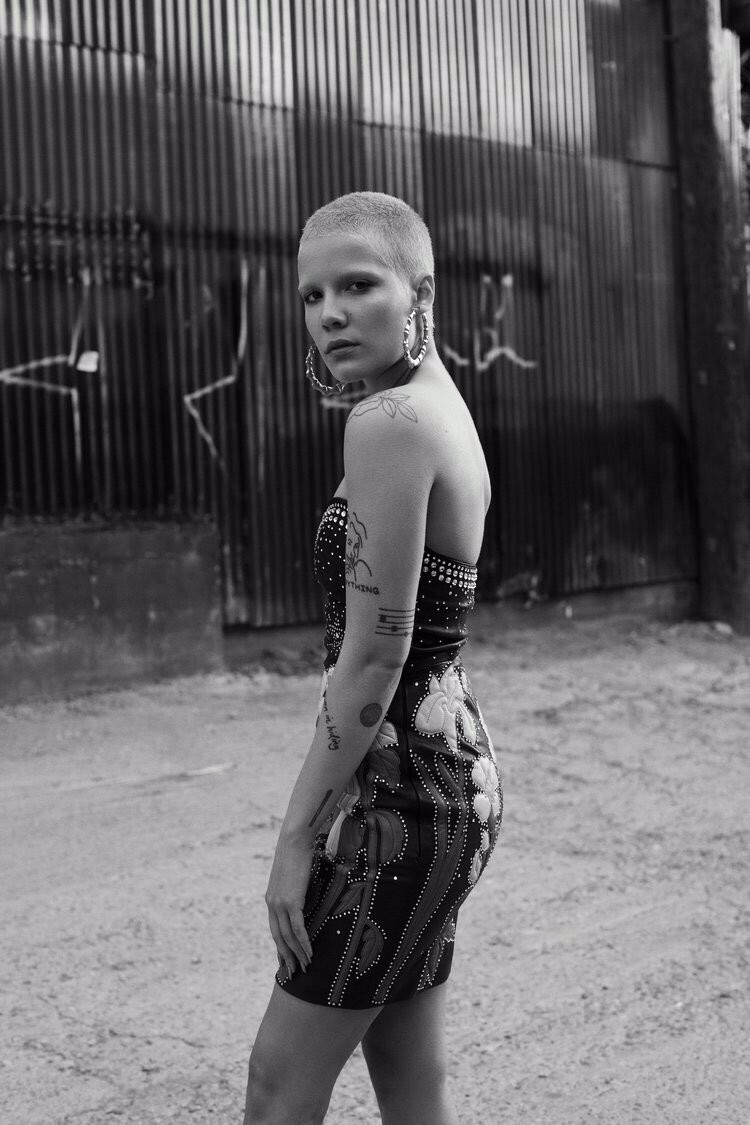 halsey为《flaunt》杂志拍摄的封面及写真图释出!