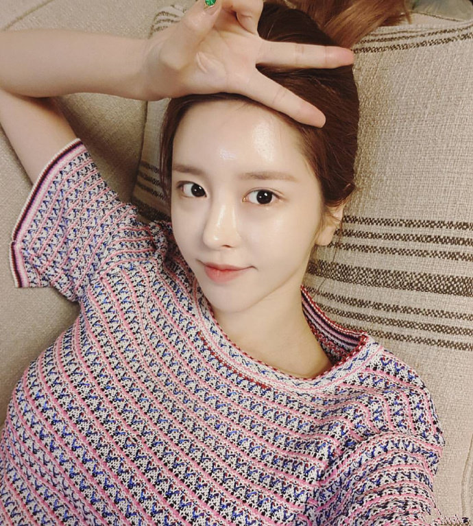 尹素婉晒自拍引网友直呼女神 难怪王思聪愿花5000万