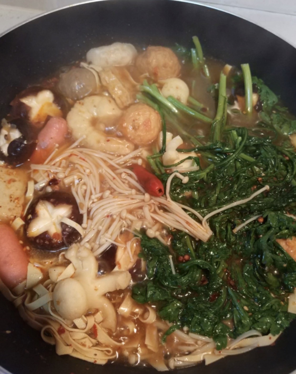 自己做的麻辣烫就是赞,又麻又辣吃得我一身汗