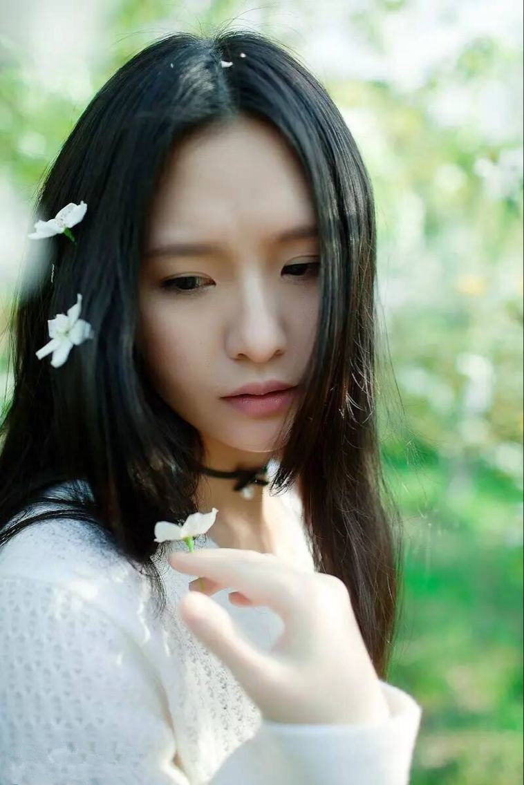 阿冷带病怼水军 网友猜测平台为平衡与冯提莫的人气