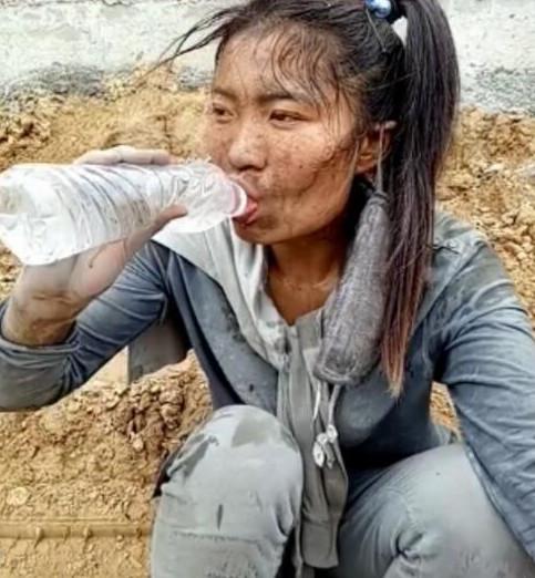 农村90后女孩搬水泥,每天挣100块,却感动所有人