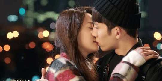 郑爽和谁拍吻戏都一脸冷漠没反应,唯独这个人不一样