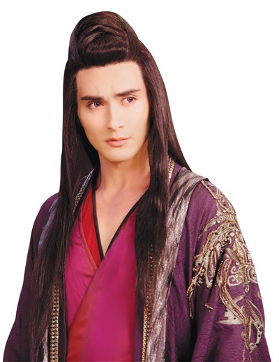 高伟光饰演紫衣尊者.因为剧中的服装还被称为"深v的高伟光".