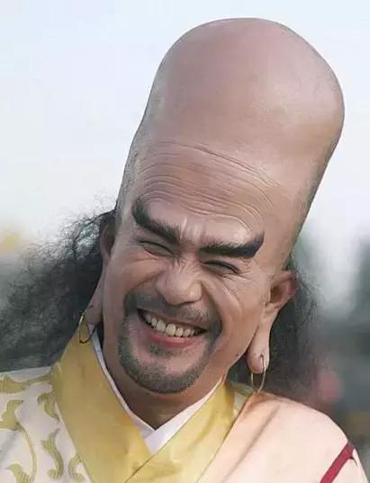 猪八戒》中徐锦江饰演大反派无法无天,其造型特点是高高的冬瓜型光头