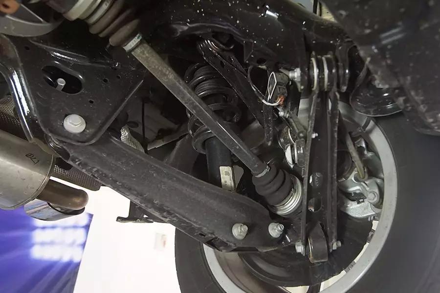 底盘超平整五连杆后悬宝马x3底盘拆解