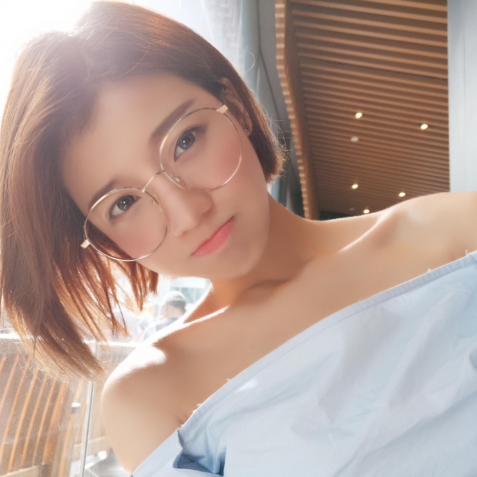 女主播桃十五扮短发版2b小姐姐大长腿别有一番韵味