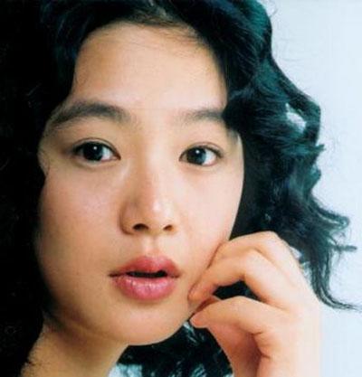 其经历却堪称离经叛道,更甘愿把初婚献给大15岁的他