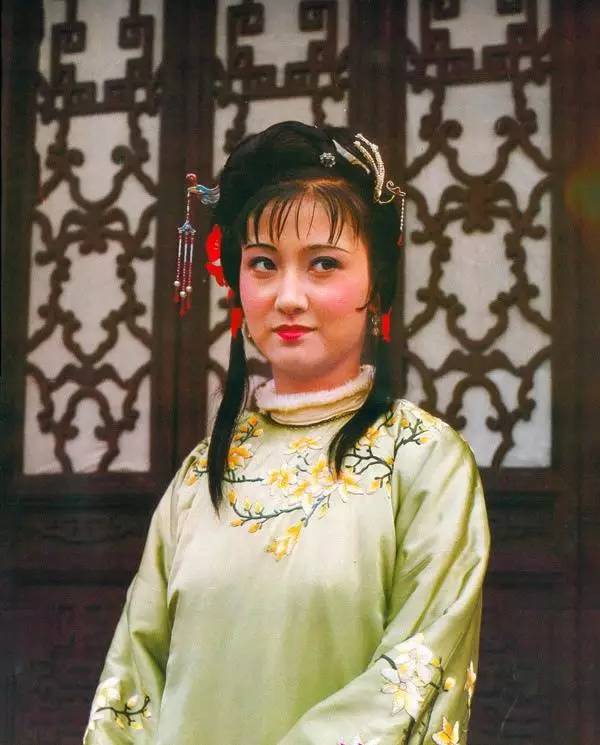 (牟一饰演的贾迎春,由于金莉莉考取中央戏剧学院,后面的戏份由牟一