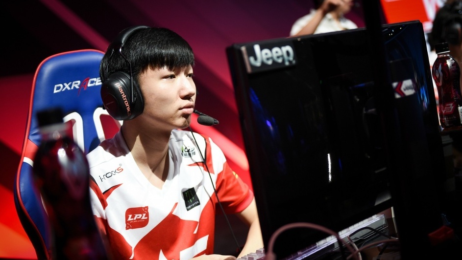 we康帝被曝光赛前与女友私会粉丝狂喷其风花雪月