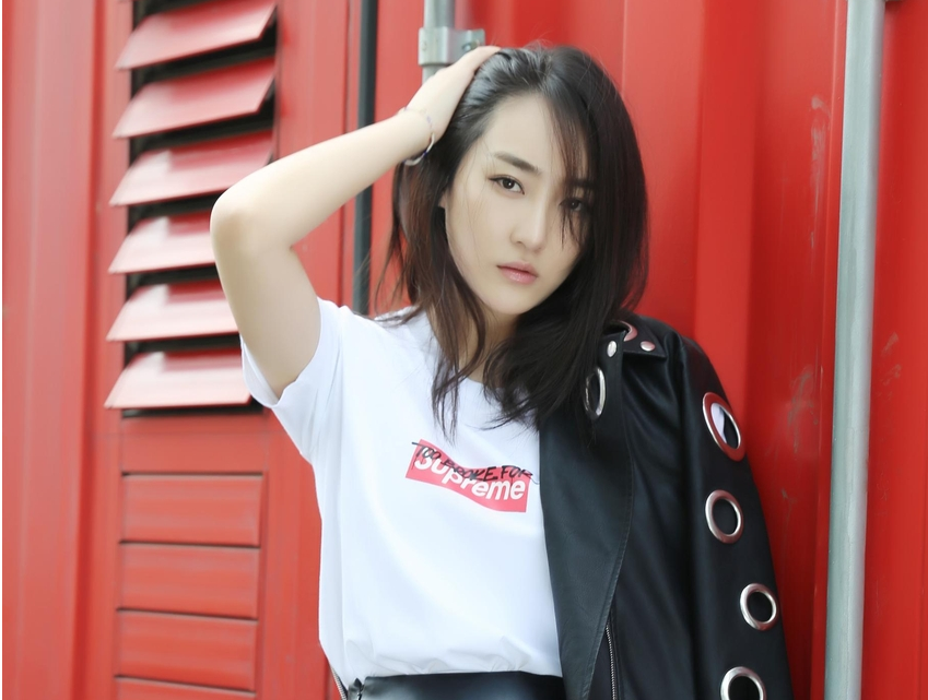 她演过壮士出川中的郑桂芳拍性感迷人写真她是谁