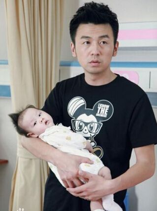 雷佳音和翟煦飞婚纱照女儿照片曝光 好幸福的一家人