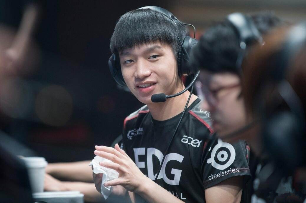 厂长登上广州日报:s7赛季便想退役 为了粉丝打下去